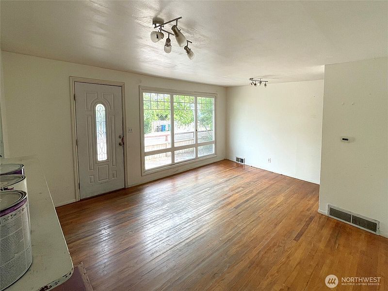 4th image of 14301 Meridian Avenue N