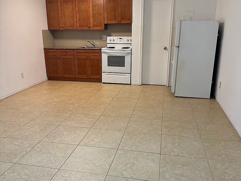 2nd image of 717 NE 1st St APT 1-6