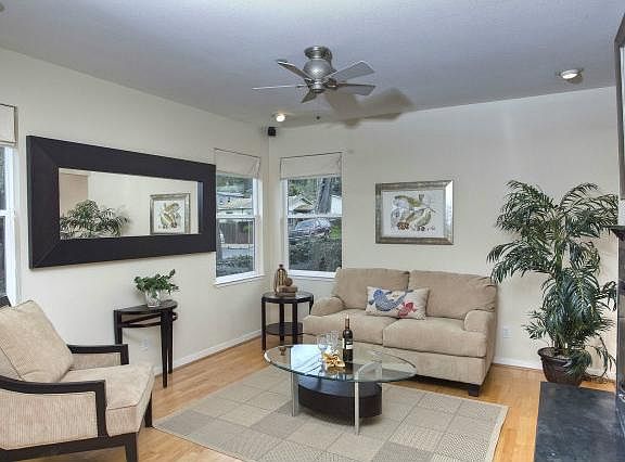 5th image of 374 Carmel Ave