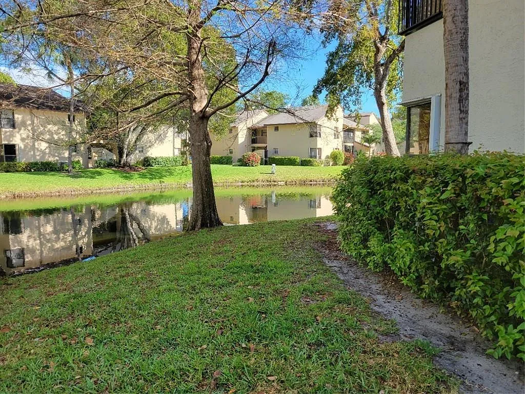 3 bed, 2.0 bath, 1115 sqft, $2,450 — Photo 2