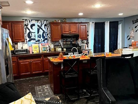 4th image of 8 Hemlock Dr