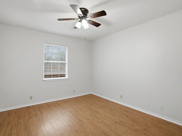 106 N Shaw St — Photo 22