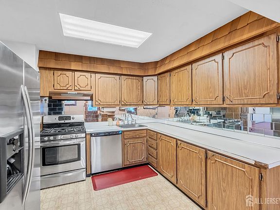 5th image of 140 Camelot Dr