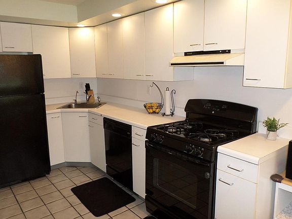 5th image of 731 Surrey Ln