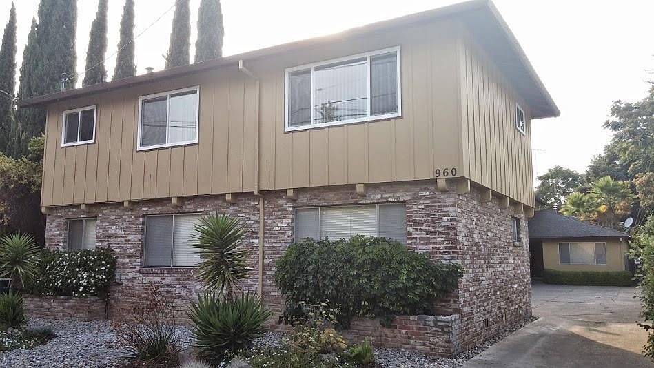 1st image of 960 Roble Ave APT D