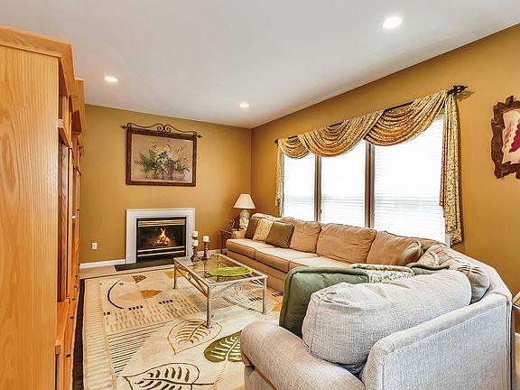 3rd image of 301 Carnation Dr