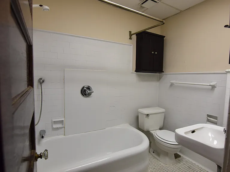 Greystone Court Apartments — Photo 11