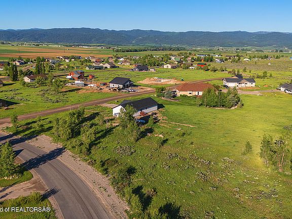 4th image of 347 Ponderosa Dr