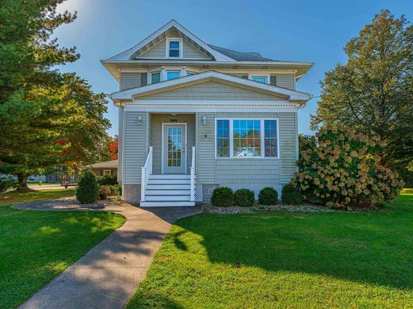 512 E 3rd St, Delavan, IL 61734