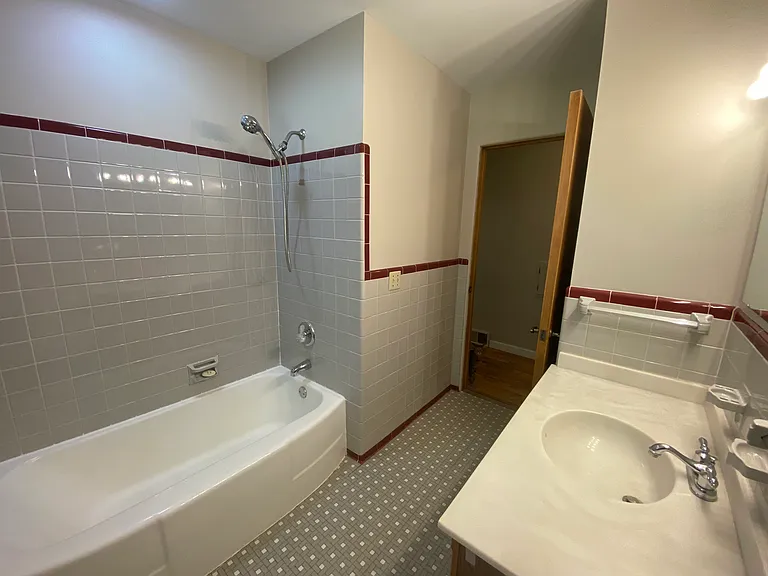 1228 Holyrood St — Photo 28