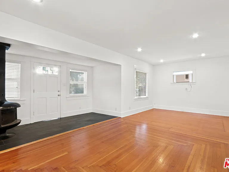 4260 Lincoln Ave — Photo 2
