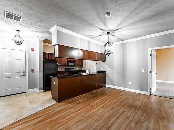 2nd image of 1625 Suncrest Vlg