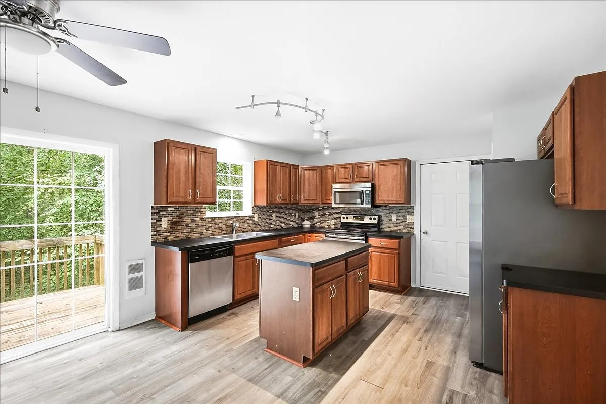 4 bed, 2.5 bath, 2350 sqft, $2,750 — Photo 4