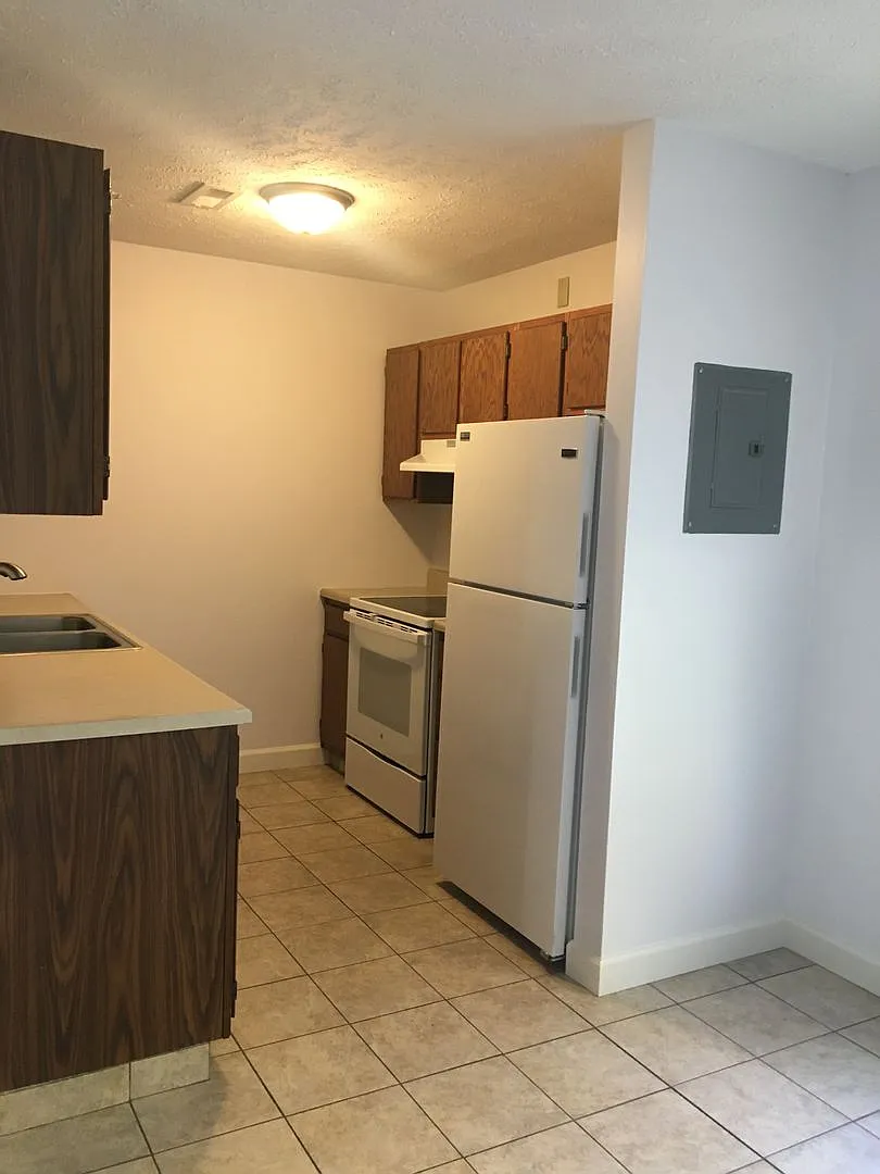 Updated 3 Bedroom Duplex Townhome on Quiet Tree-Lined Street — Photo 4