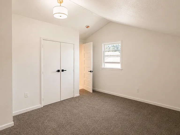 910 Highland Ave — Photo 34