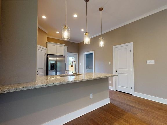 5th image of 110 Moss St