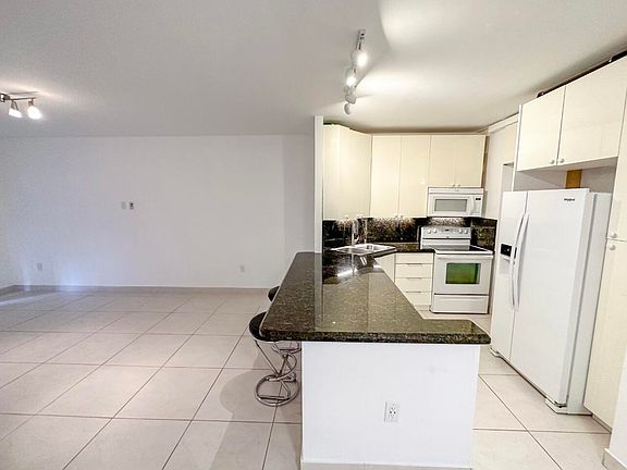 5th image of 50 SW 3rd Ave #1060