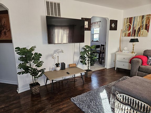3rd image of 207 W 22nd St
