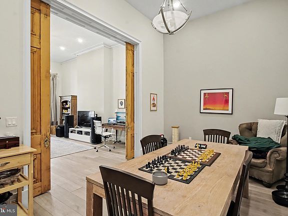 2nd image of 1824 Chestnut St APT 2F