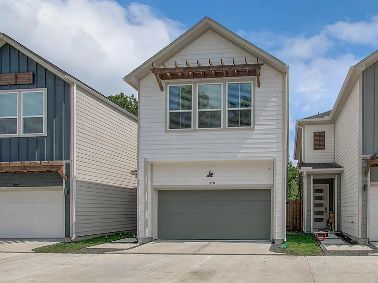 970 Highland Sound Ln — Photo 32