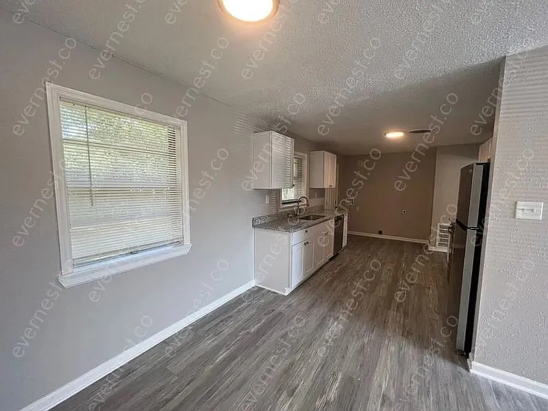 3 bed, 1.5 bath, 1236 sqft, $1,097 — Photo 3