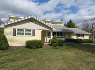 W138N6906 Bay Ridge Ln, Menomonee Falls, WI 53051