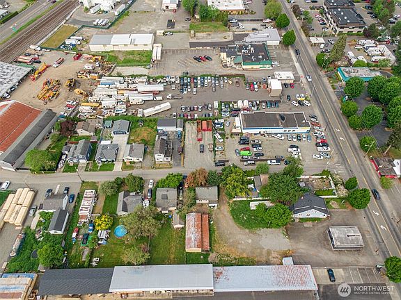 5th image of 118 12th Street SE