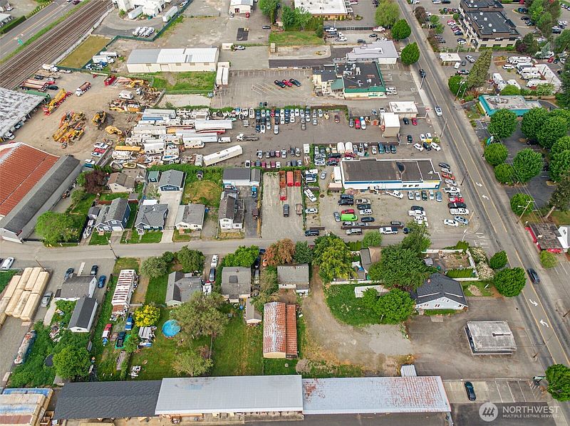 5th image of 118 12th Street SE