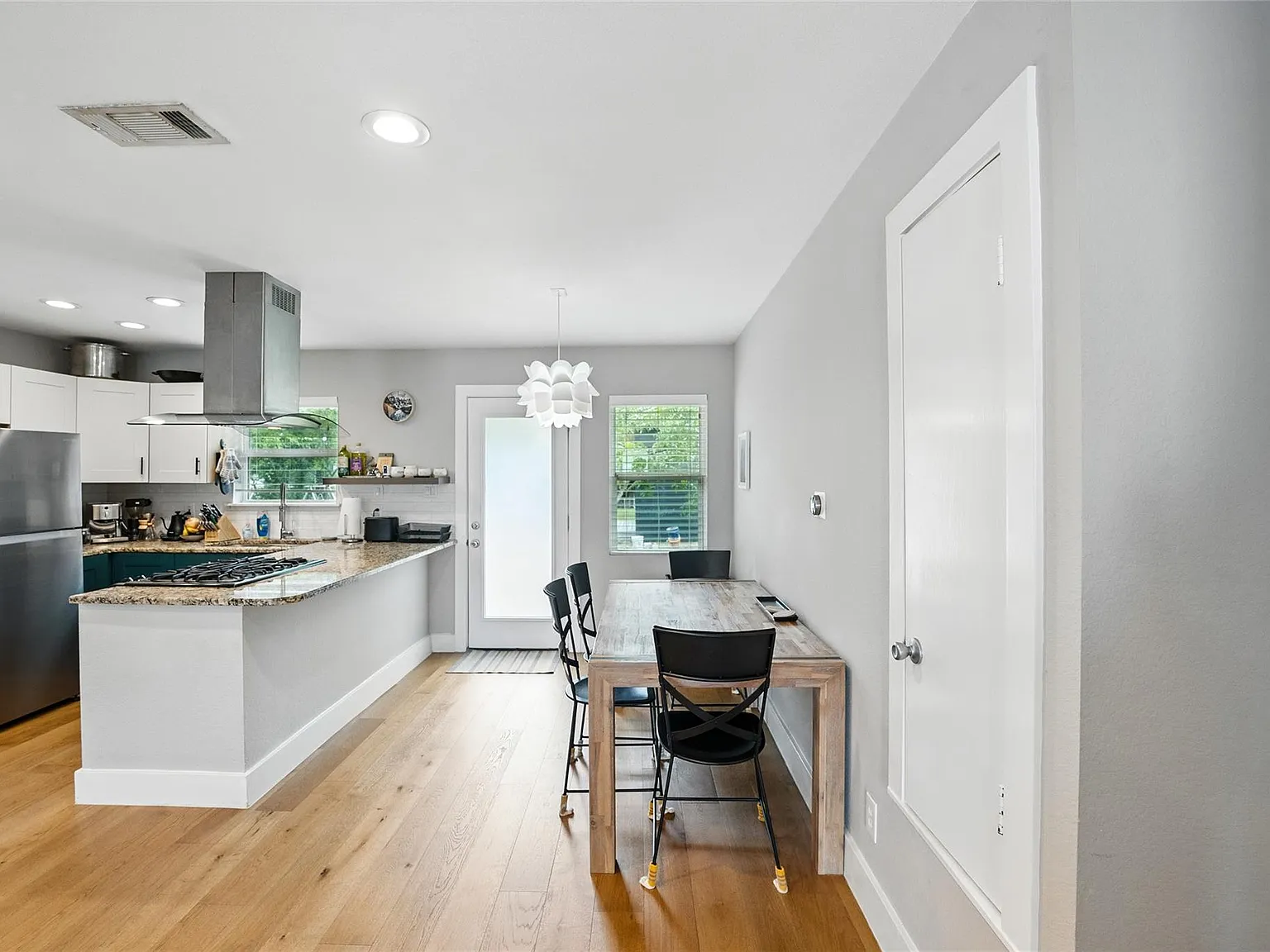 3 bed, 1.0 bath, 1170 sqft, $2,200 — Photo 3