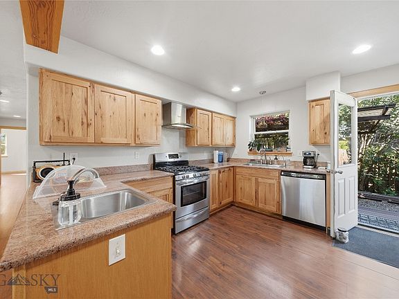 5th image of 3108 Oliver St