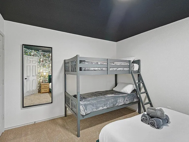 1049 Pullman Dr — Photo 36