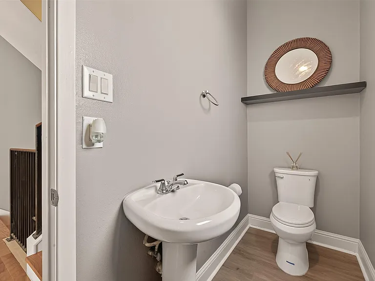 1107 Saint Charles St — Photo 19