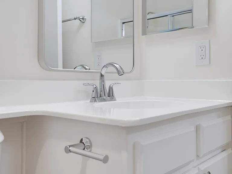 RENOVATED 1 BED 1 BATH - UNIT #109