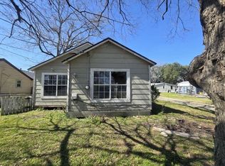 208 S 6th St, Highlands, TX 77562
