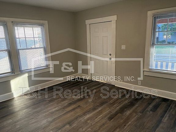 3rd image of 4928 E New York St