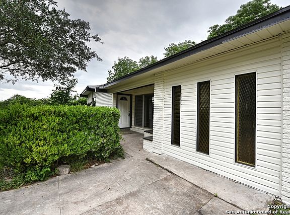 2nd image of 3930 Southport Dr