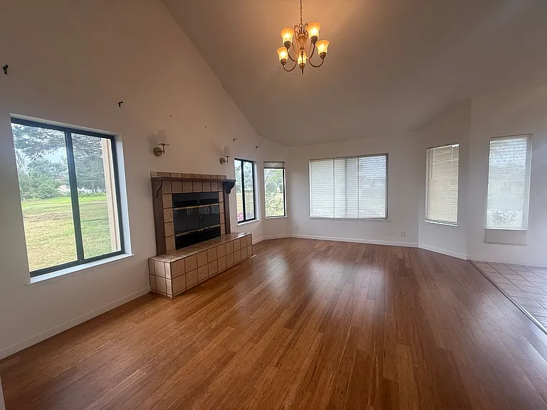 13810 Hutchings Ct — Photo 3
