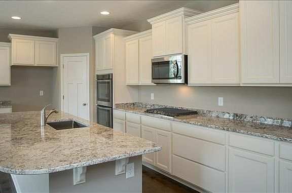 Gorgeous gourmet kitchen with quartz counters