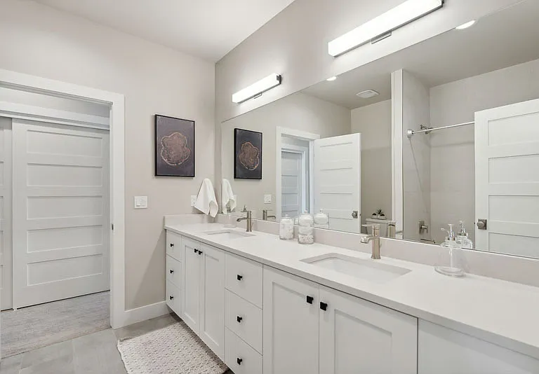 Upper level Jack 'n Jill bathroom