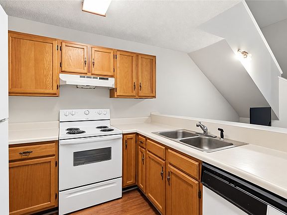 5th image of 1063 Stonegate Dr APT B