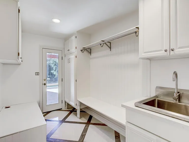 1710 Country Club Dr — Photo 32