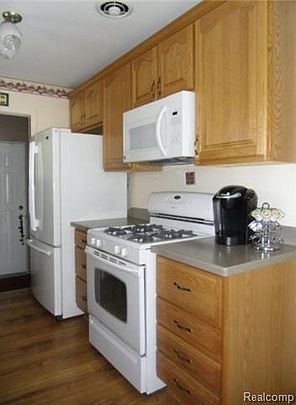 4th image of 35802 W Chicago St