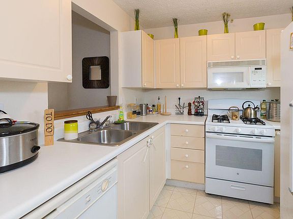 3rd image of 217 Glenkirk Dr