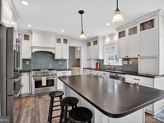 3rd image of 615 Clarks Run Rd