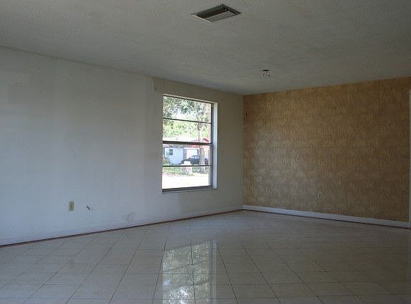 4th image of 2231 Mateo St