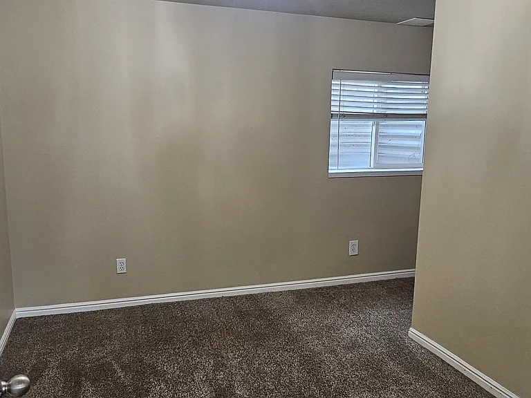 2318 E Claybourne Ave — Photo 32