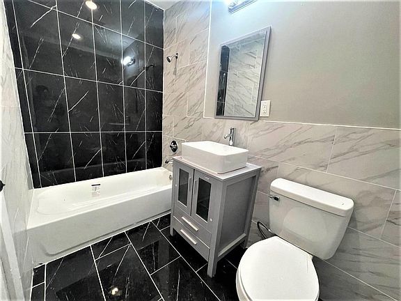 Bathroom #1 (main)