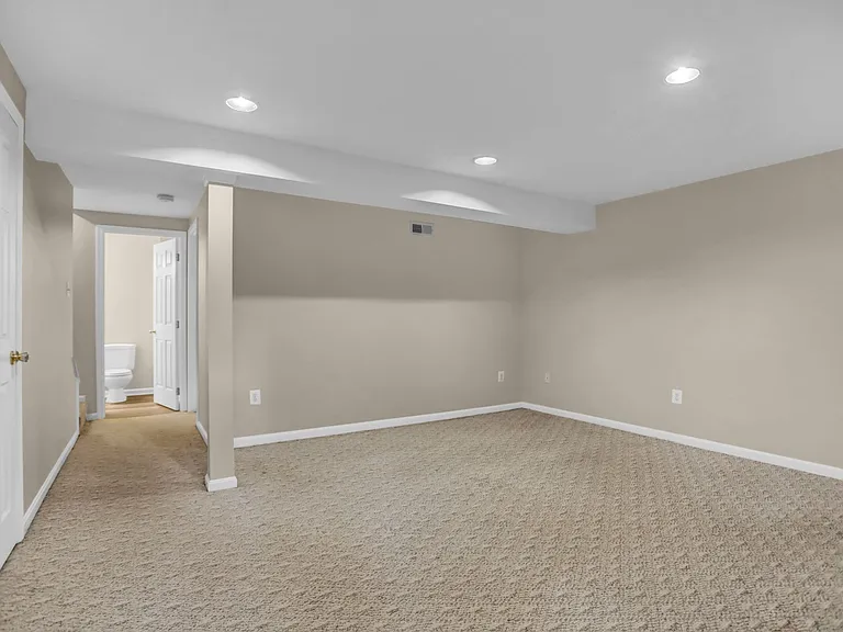 437 Ashton Ln — Photo 6