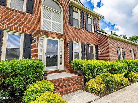 3rd image of 10109 Delle Meade Dr