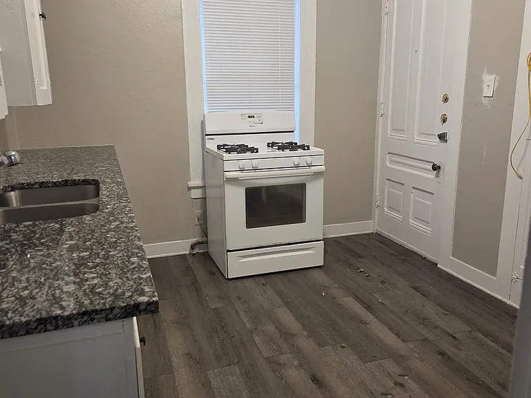 301-311 W Leuda St #301B — Photo 2